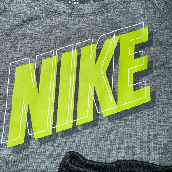Boys Nike DriFit short sleeve shirt and short set size 5 (Small) - Picture 2 of 10